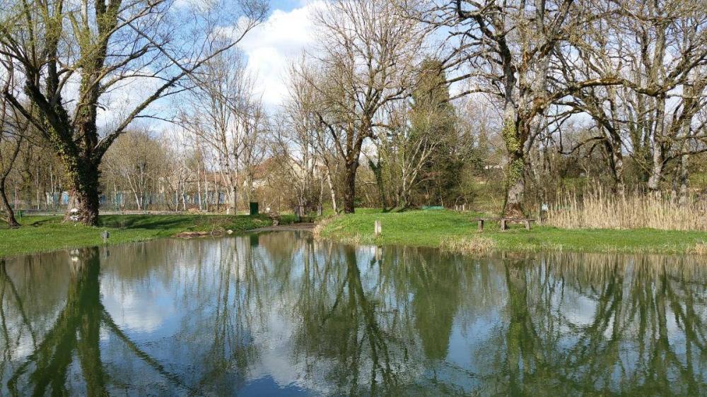 Aire de stationnement camping à Veuxhaulles-sur-Aube